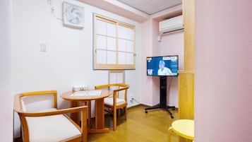Deluxe Suite, City View | Living area