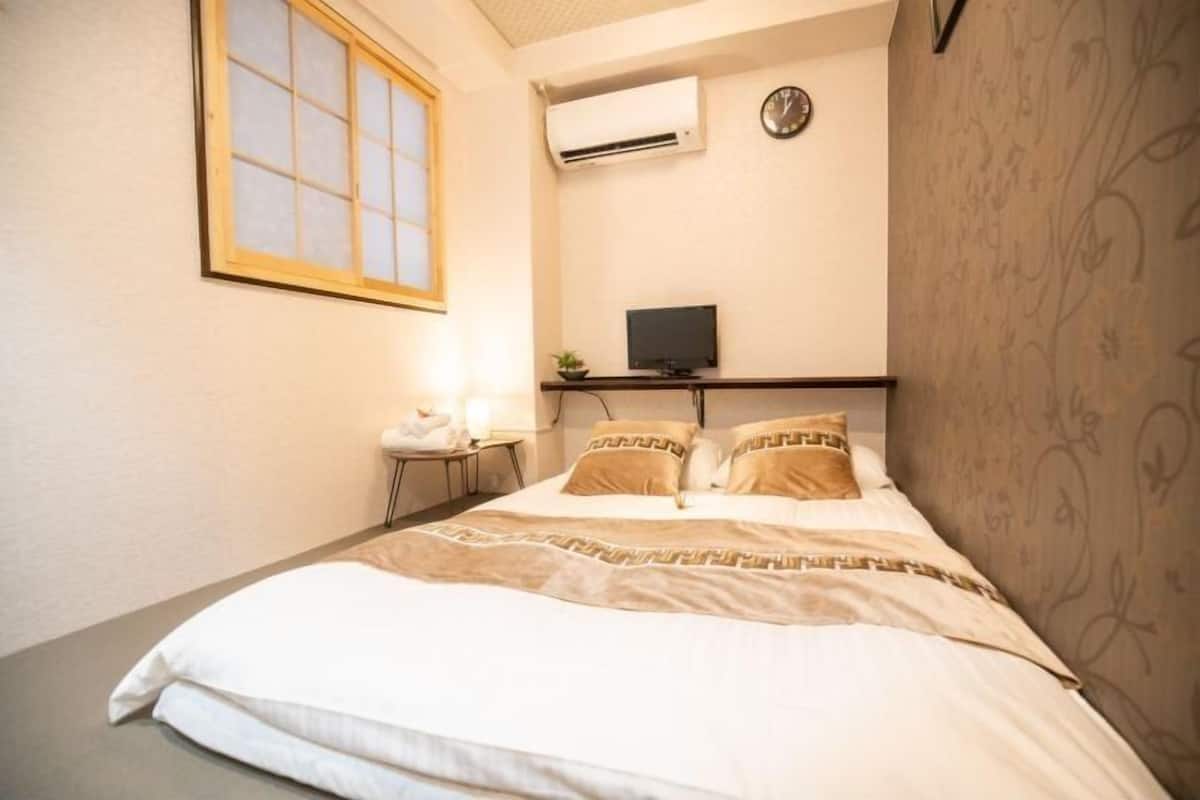 Desk, laptop workspace, free WiFi