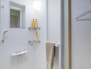 Comfort-værelse til 3 personer - byudsigt | Badeværelse | Bruser, hårtørrer, håndklæder, Sæbe
