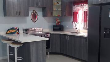 Refrigerador, microondas, horno y parrilla de estufa