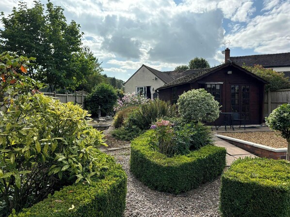 المنطقة المحيطة بالمنشأة