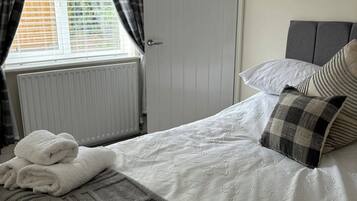 2 kamar tidur, setrika/meja setrika, Wi-Fi gratis, dan seprai linen