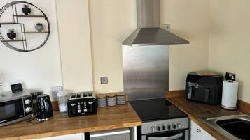 Lemari es, microwave, oven, dan kompor