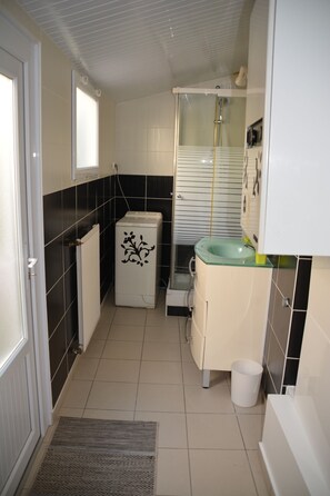 Chuveiro, secador de cabelo, toalhas de banho, sabonete