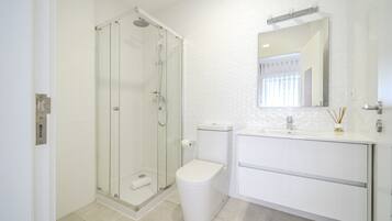 Een douche, een haardroger, handdoeken