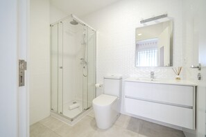 Dusche, Haartrockner, Handtücher