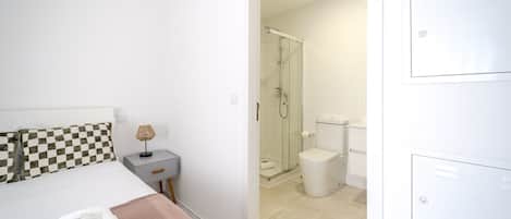 1 chambre, fer et planche à repasser, Wi-Fi gratuit, draps fournis