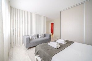 Tabla de planchar con plancha, wifi gratis y ropa de cama 