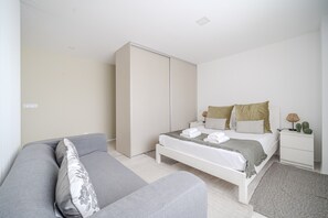 Iron/ironing board, free WiFi, bed sheets