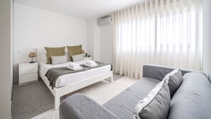 Unclassified image, 4 of 14, button - Central Lodge Flat by House and People (Braga)