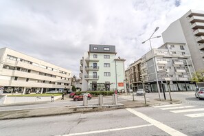 Exterior - Central Lodge Flat by House and People (Braga)