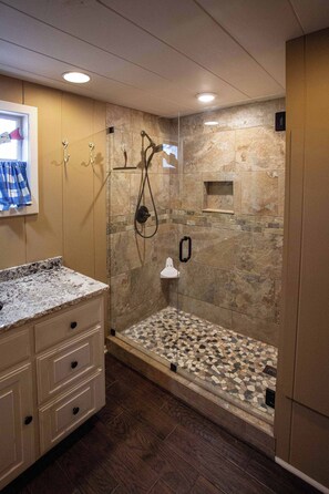 Dusj, hårføner, håndklær og toalettpapir