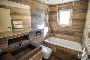 Hair dryer, towels, soap, toilet paper - The Cristal apartment house is situated in a quiet, sunny and central location (Leukerbad)