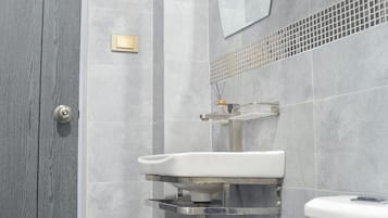 Deluxe Δίκλινο Δωμάτιο (Double) | Μπάνιο | Ξεχωριστές μπανιέρες και ντουζιέρες, πιστολάκι μαλλιών, πετσέτες