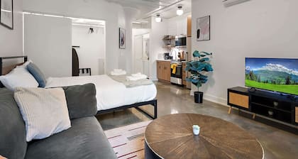 CozySuites NLG - Modern studio condo #18