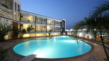 Una piscina al aire libre