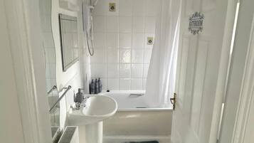 House | Bathroom | Combined shower/bathtub, deep-soaking bathtub, free toiletries