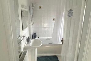 House | Bathroom | Combined shower/bathtub, deep-soaking bathtub, free toiletries - Cosy 3-bed Retreat - Garden, Parking & Bbq (Birmingham)