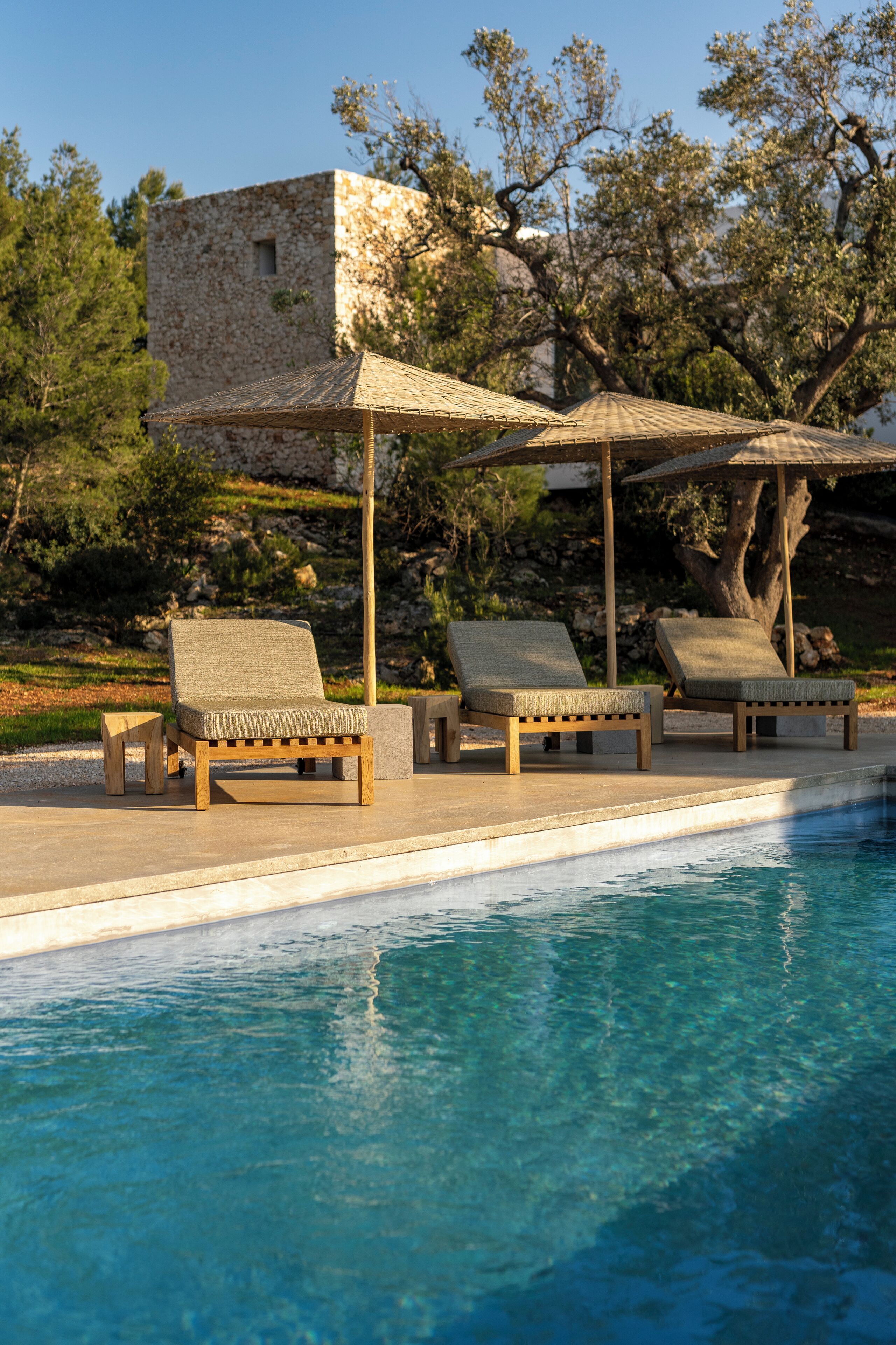 Piscina externa, guarda-sóis, espreguiçadeiras