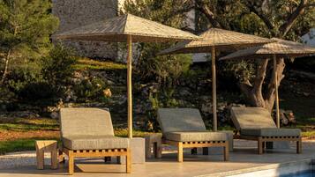 Piscine extérieure, parasols de plage, chaises longues