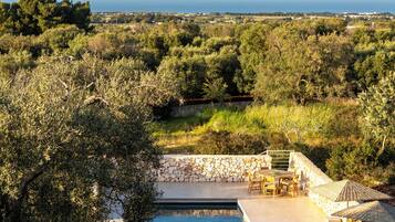 Piscina all'aperto, ombrelloni da piscina, lettini