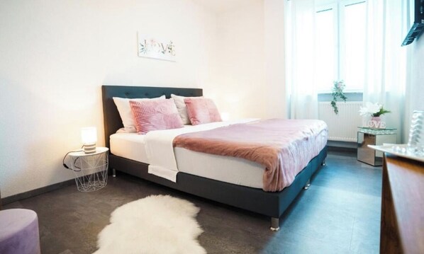 مكتب ومساحة عمل للكمبيوتر المحمول وواي فاي مجانًا