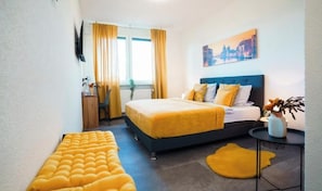 Deluxe Double Room, Hill View | Desk, laptop workspace, soundproofing, free WiFi - Hotel am Schafbaum (Bad Rappenau)