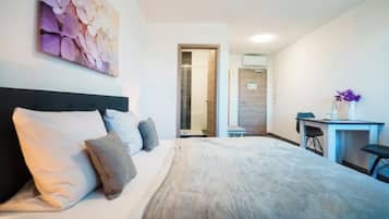 Deluxe tweepersoonskamer, uitzicht op heuvels | Een bureau, een laptopwerkplek, gratis wifi