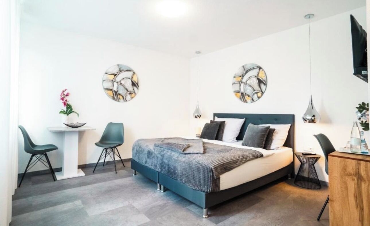 Escritorio, espacio para trabajar con laptop y wifi gratis 