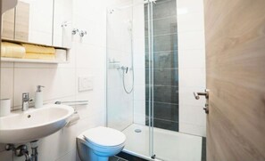 Deluxe-Doppelzimmer, Hügelblick | Badezimmer | Dusche, Haartrockner, Handtücher, Seife
