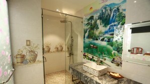 Kamar Double Standar | Kamar mandi | Shower, pengering rambut, kloset, dan handuk
