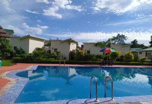 Outdoor pool - De Floresta resort (Ramnagar)