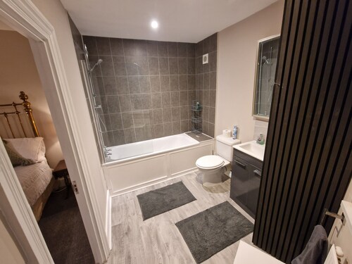 Upscale Double Room with private bathroom 300 yards from Earlsfied Station