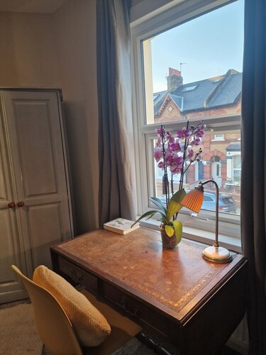 Upscale Double Room with private bathroom 300 yards from Earlsfied Station