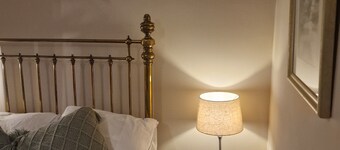 Upscale Double Room with private bathroom 300 yards from Earlsfied Station