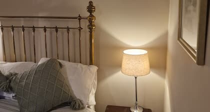 Upscale Double Room with private bathroom 300 yards from Earlsfied Station