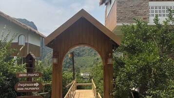 Vista frontal de la propiedad