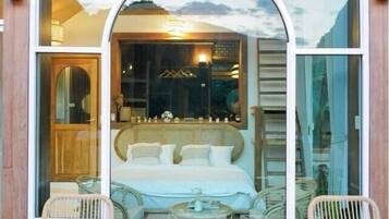 Decoración personalizada, escritorio, wifi gratis y ropa de cama