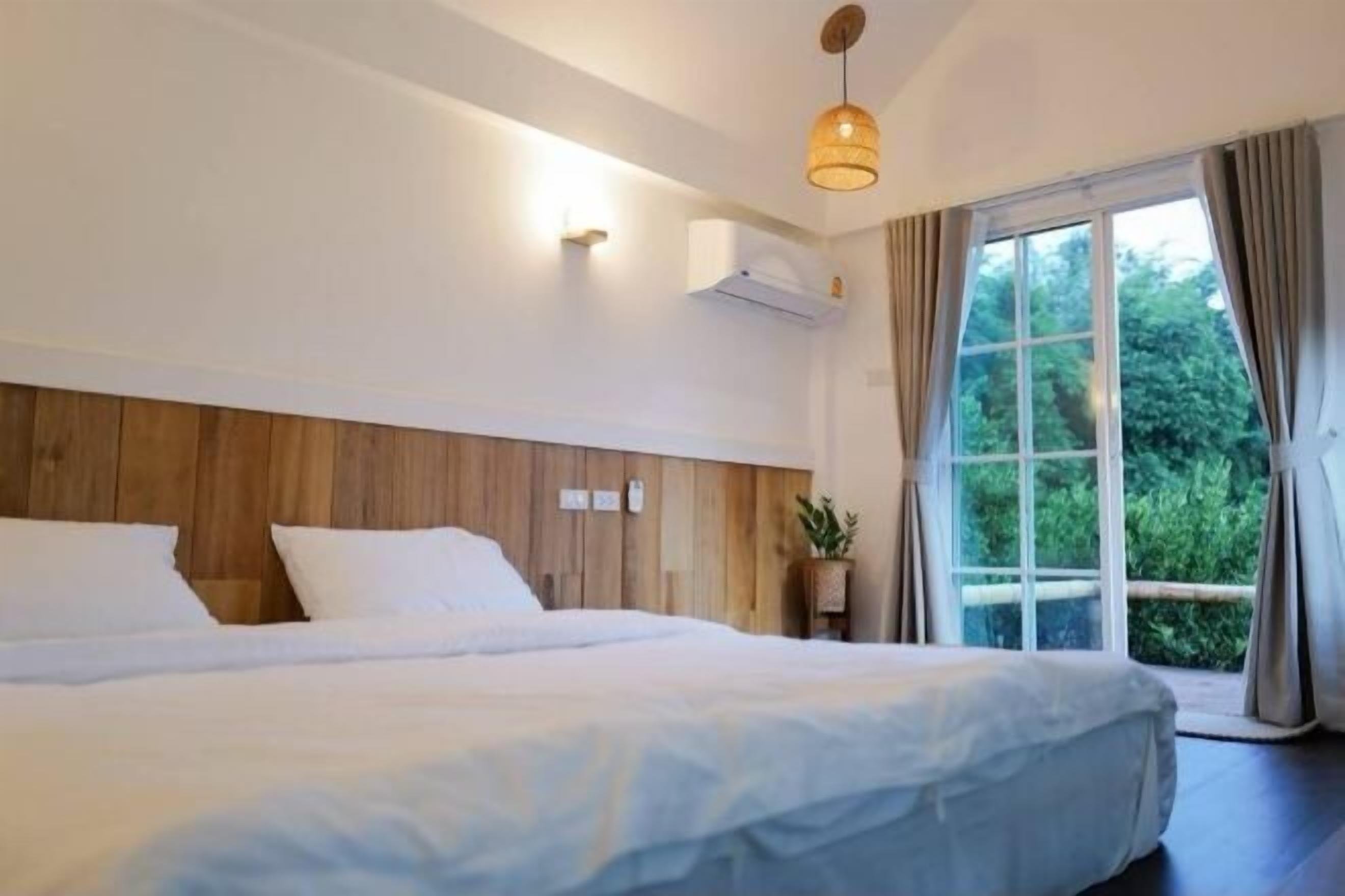 Individually decorated, desk, free WiFi, bed sheets