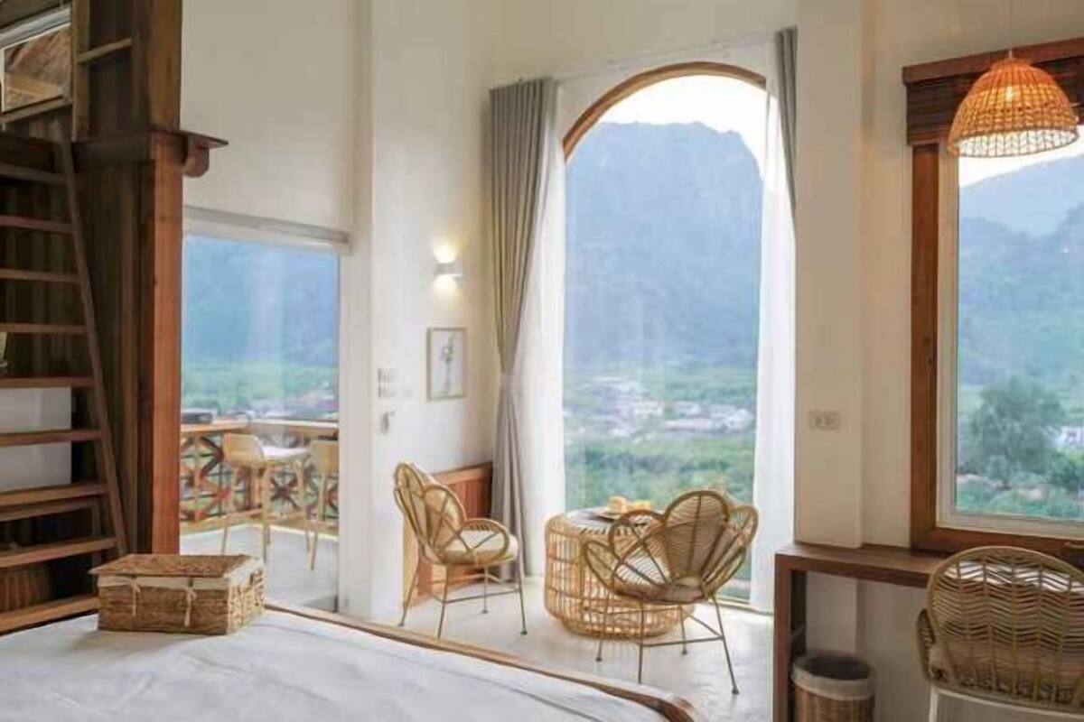 Decoración personalizada, escritorio, wifi gratis y ropa de cama