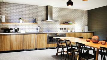 Classic Studio, 1 Double Bed | Private kitchenette | Oven, dishwasher