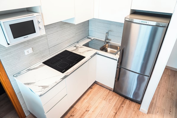 Réfrigérateur, four à micro-ondes, surface de cuisson
