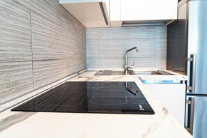 Kühlschrank, Mikrowelle, Herdplatte, Wasserkocher mit Kaffee-/Teezubehör