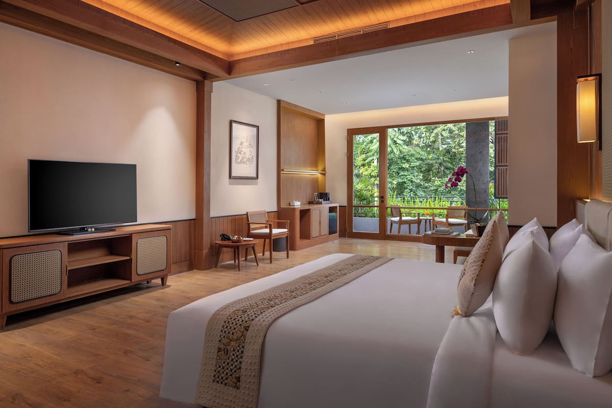 Rom (Executive Suite Room with Bathtub) | Memory foam-senger, minibar, safe på rommet og skrivebord