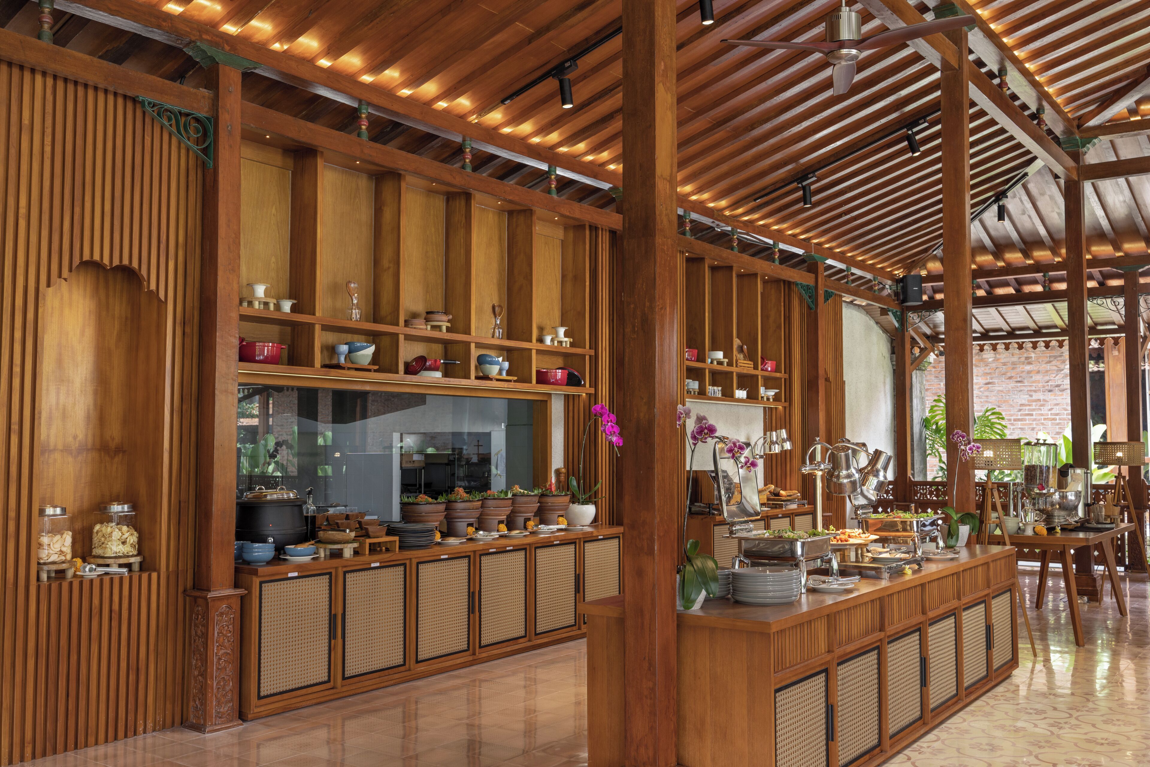 Desayuno continental diario (IDR 242000 por persona)