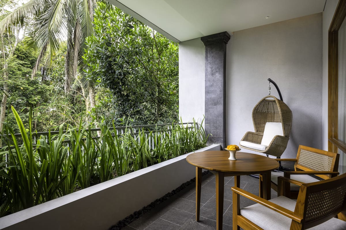 Kamer (Suite Room with Jungle View) | Uitzicht vanaf balkon