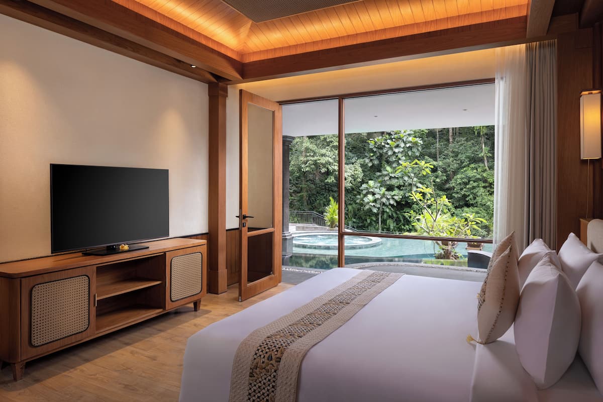 Rom (Premium Suite Room with Plunge Pool) | Memory foam-senger, minibar, safe på rommet og skrivebord