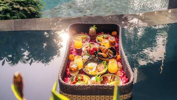 Huone (Premium Suite Room with Plunge Pool) | Ruokailu omassa huoneessa