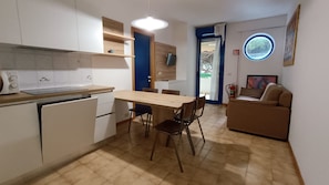 Appartement, 2 chambres, balcon | Salle à manger