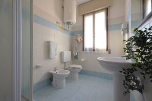 Douche, sèche-cheveux